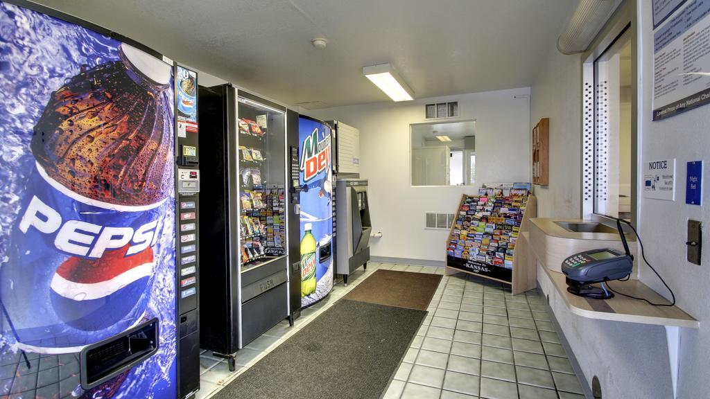 Motel 6 Manhattan Kansas Екстер'єр фото