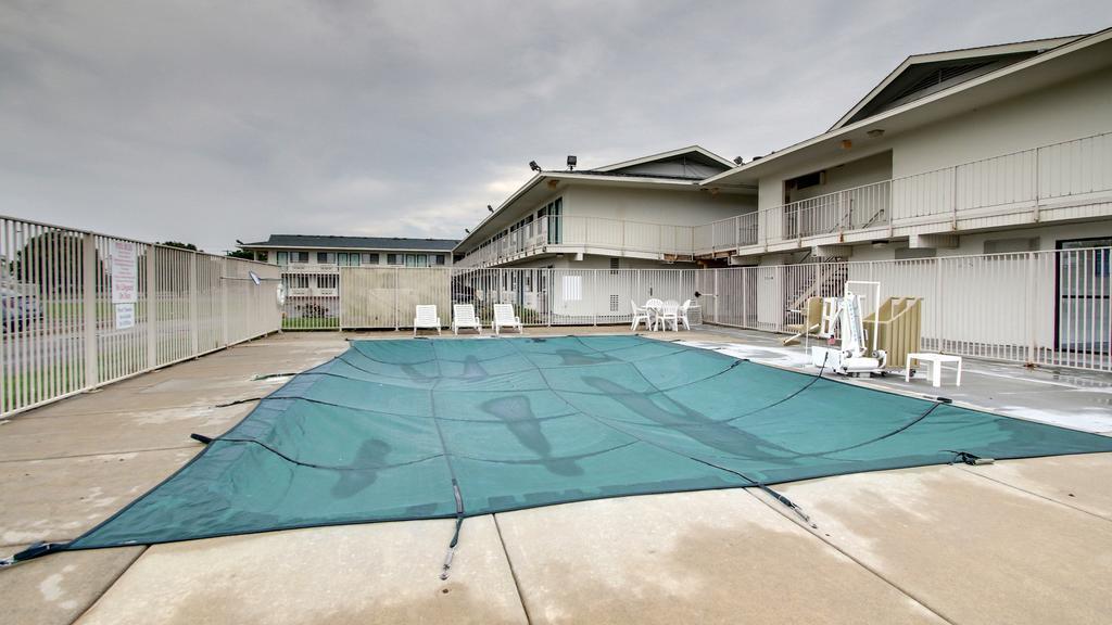 Motel 6 Manhattan Kansas Екстер'єр фото
