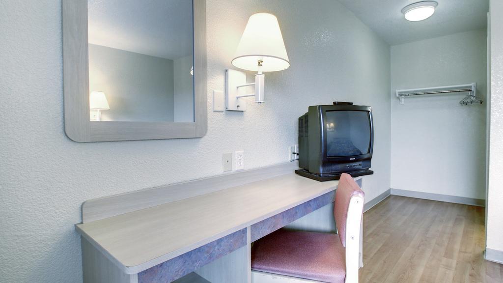 Motel 6 Manhattan Kansas Екстер'єр фото