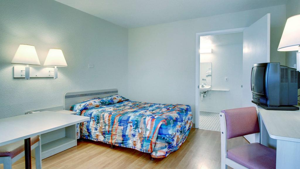 Motel 6 Manhattan Kansas Екстер'єр фото